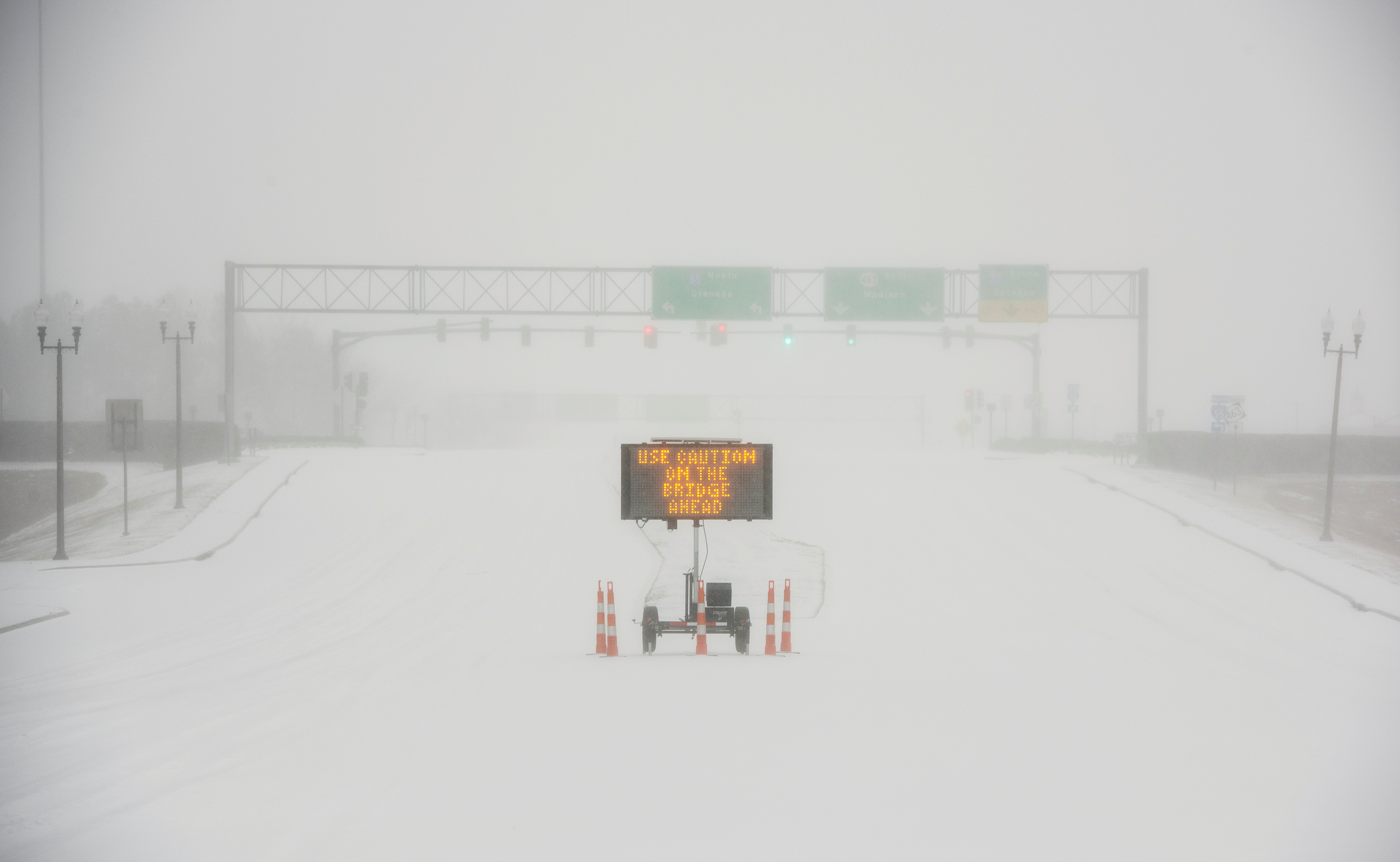 Al menos 23 muertos y más de 4 millones de personas sin servicio eléctrico por tormentas de nieve y frío en EEUU