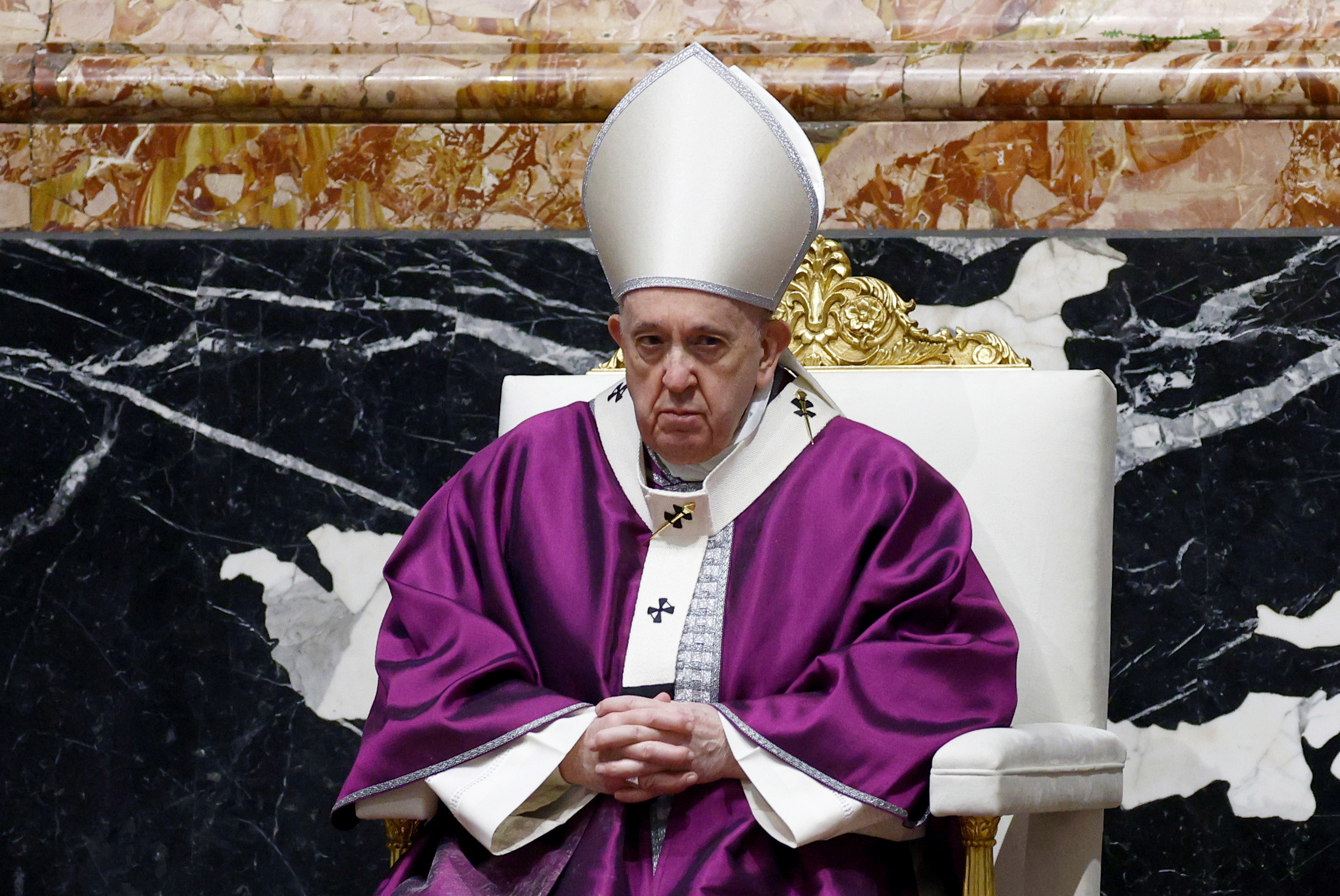 El papa Francisco oficia la ceremonia de la Pasión de Cristo del Viernes Santo (VIDEO)