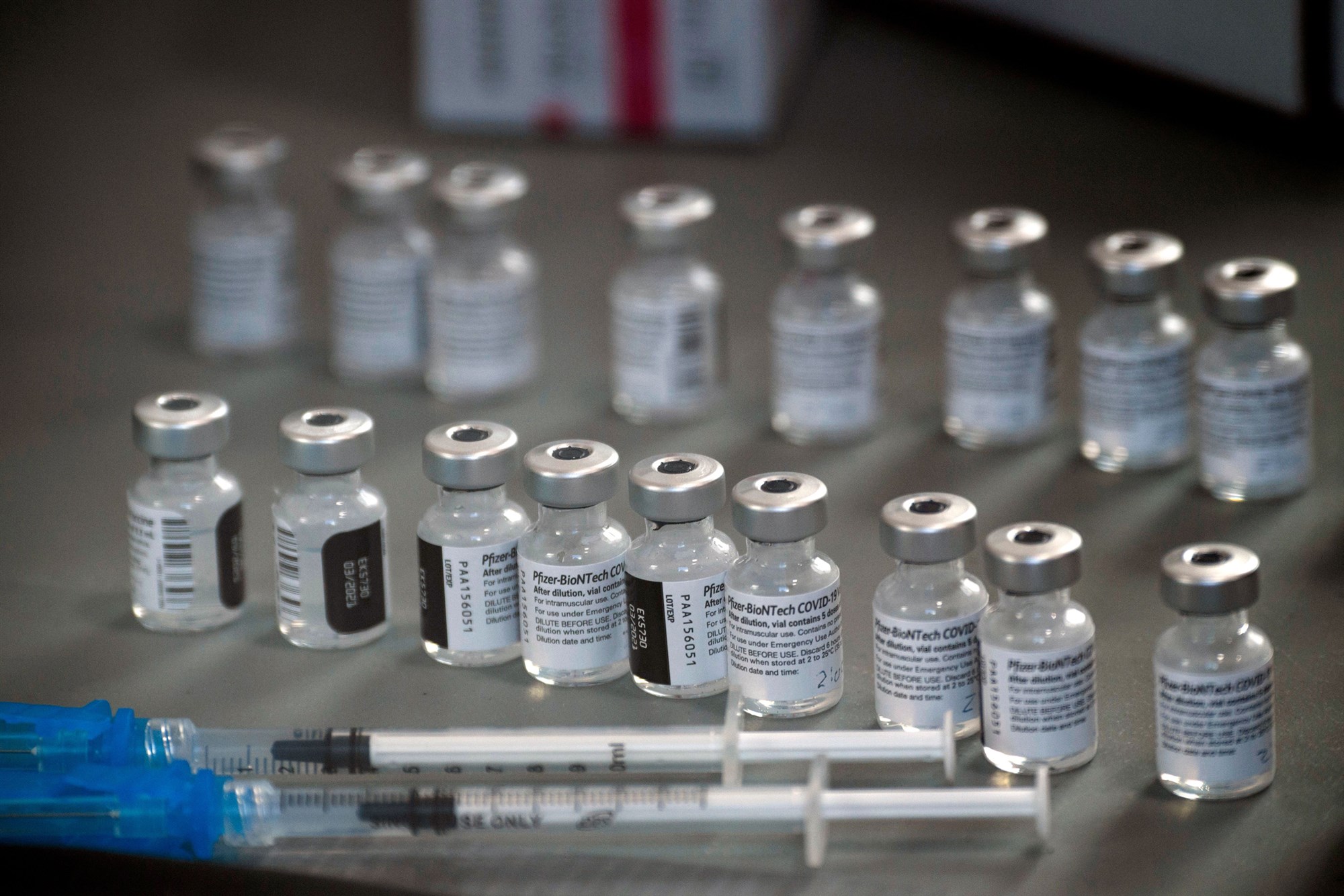 Países ricos han almacenado mil millones de vacunas coronavirus más de las que necesitan