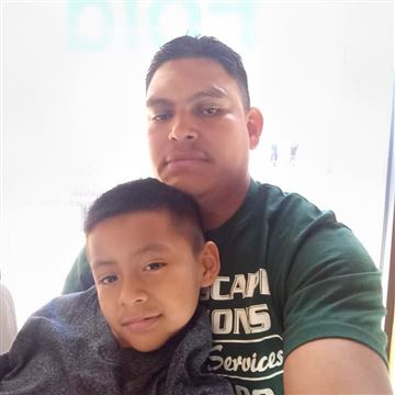 Niño de nueve años le ruega al gobierno de Biden que detenga la deportación de su padre a Guatemala