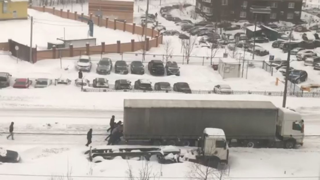 VIDEO: Transeúntes ayudan a un camionero atrapado en una de las mayores nevadas en Moscú