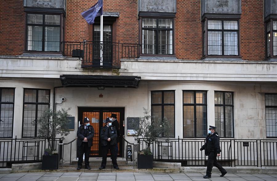 El duque de Edimburgo, esposo de la Reina Isabel II,  pasa una segunda noche hospitalizado