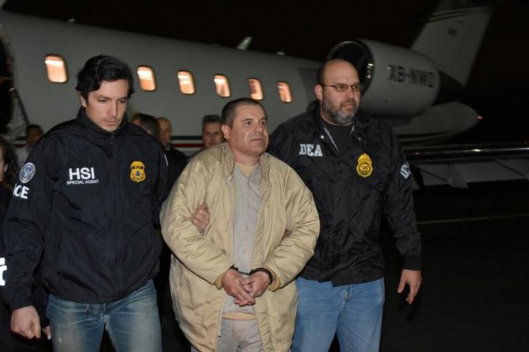 Entre un baño turco y fiestas con vino y langosta: Los lujos de “El Chapo” Guzmán en prisión