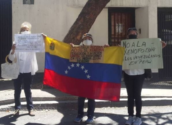 Maestras exigieron ante la embajada de Perú en Caracas el cese de la violencia contra venezolanos #23Feb