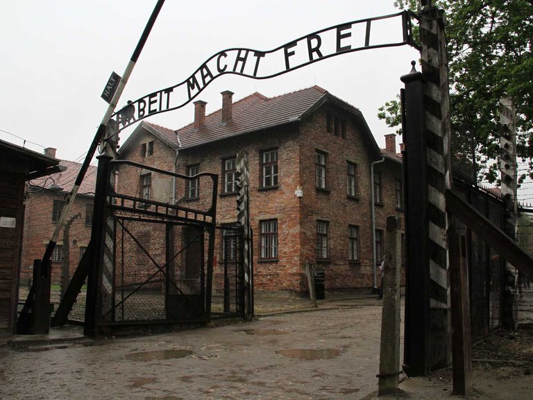 Auschwitz reabre sus puertas: Un recorrido por el horror y la muerte con la guía que creció junto al campo de exterminio