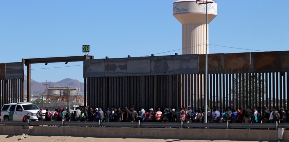 EEUU comenzará a admitir migrantes obligados a esperar en México