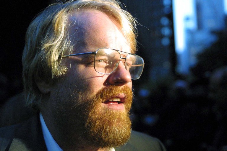 El cuerpo en un baño oscuro y la jeringa colgando de su brazo: La última noche de drogas y soledad de Philip Seymour Hoffman