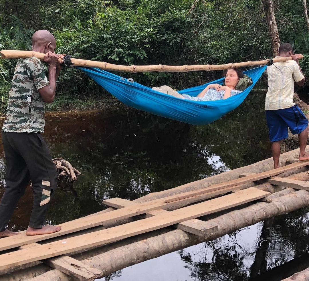 La actriz Ashley Judd comparte fotos de su rescate de 55 horas tras romperse una pierna en una selva africana