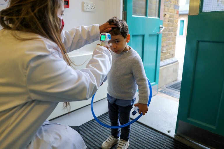 Alarma en Reino Unido por una extraña enfermedad que emerge en niños tras recuperarse del coronavirus
