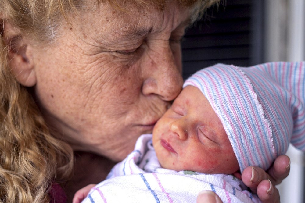 ¡Un milagro! Mujer que perdió a su hija por un tumor cerebral dio a luz a los 57 años en EEUU