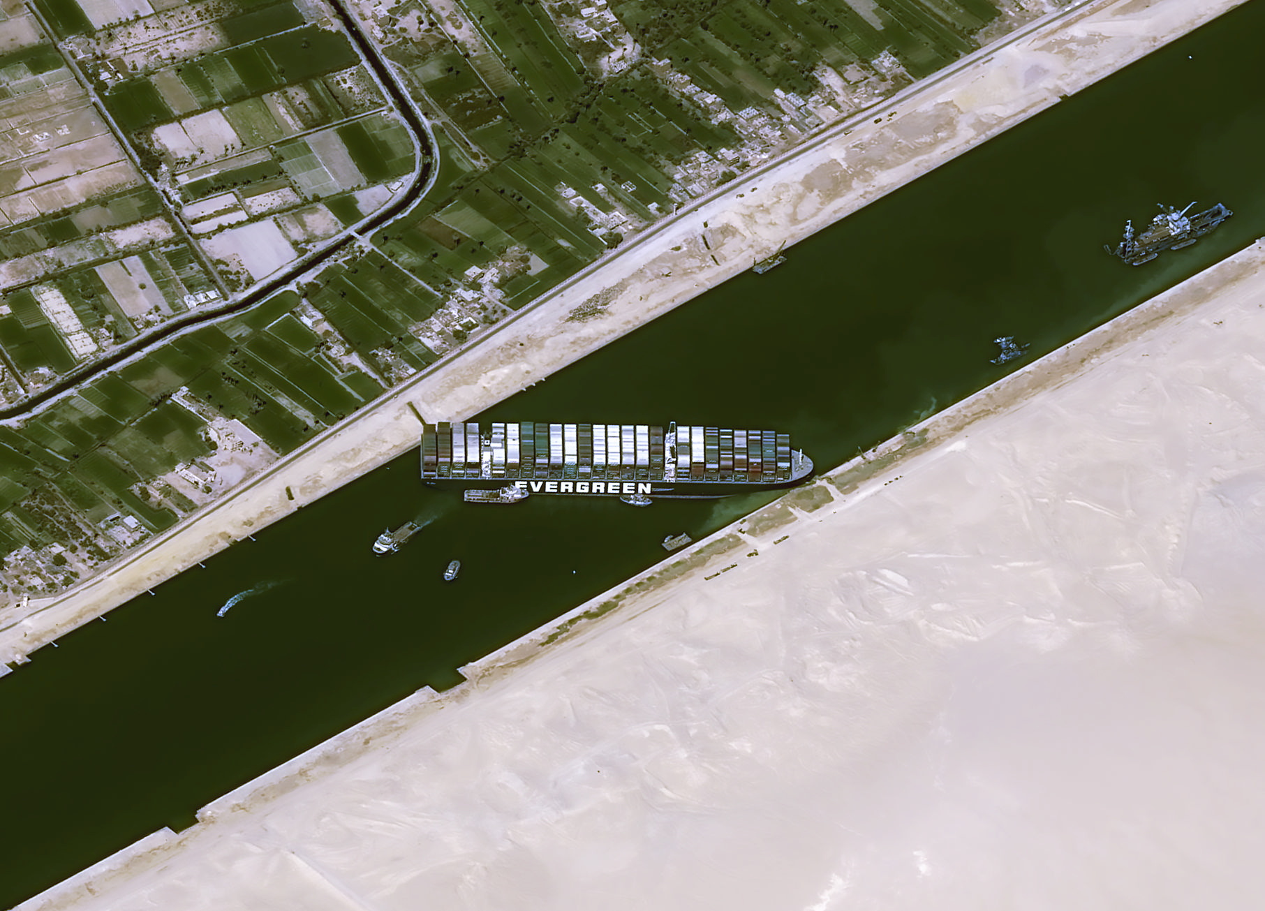 ¿Que QUÉ? Egipto retiene el Ever Given hasta que su dueño pague… ¡900 millones de dólares al canal de Suez!