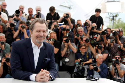 El infierno del alcoholismo que atravesó Gary Oldman: Solía sudar vodka y mi lengua estaba negra