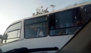 “Como sardina en lata”: En La Guaira escasea el transporte público ante el inicio de la cuarentena radical #8Mar (FOTOS)