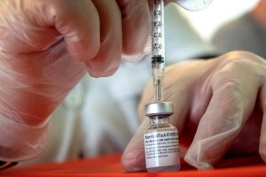 Lo que se sabe de los efectos secundarios de las vacunas de AstraZeneca y Johnson&Johnson