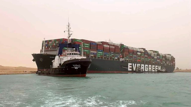 El canal de Suez sigue bloqueado y el flete marítimo duramente golpeado