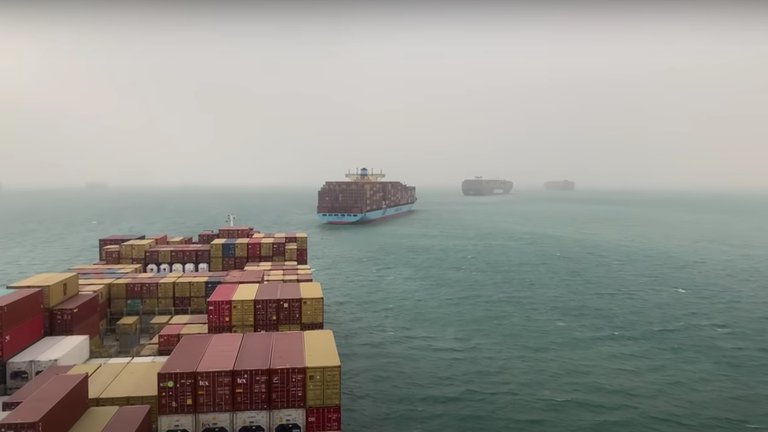 Casi 300 barcos siguen a la espera de cruzar el Canal de Suez
