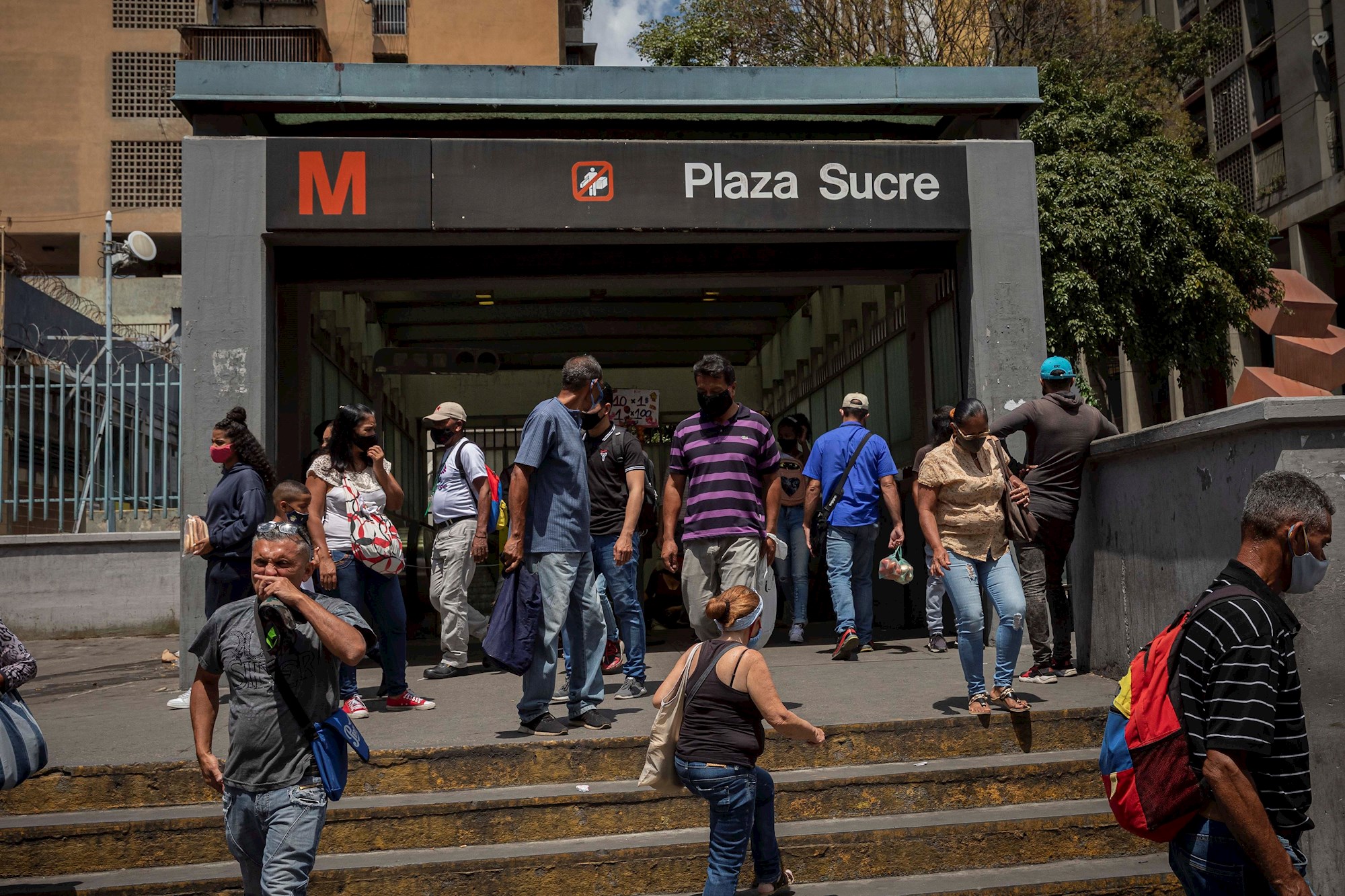 Caraqueños se trasladan nuevamente a pie por fallas en el Metro este #20Oct