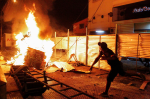 Al menos un muerto tras incendiarios disturbios contra Abdo Benítez en Paraguay (Fotos)