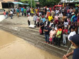 Más de 5.000 venezolanos temerosos se refugian en poblado colombiano