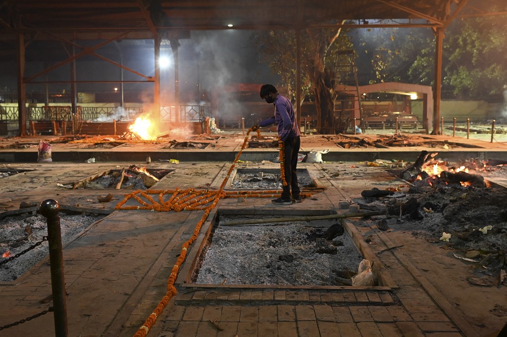 Crematorios masivos al aire libre: Las dramáticas FOTOS que revelan las consecuencias del coronavirus en India