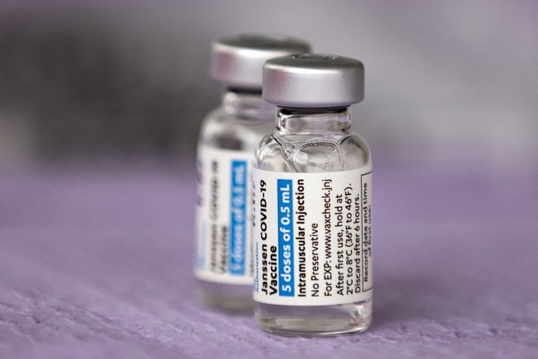 Johnson & Johnson reanudará distribución de la vacuna en Europa con una advertencia en la etiqueta