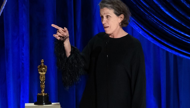 La triste historia detrás de los aullidos virales de Frances McDormand al recoger el Óscar