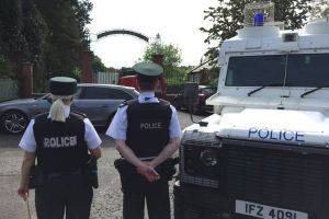 Detienen a dos hombres en Irlanda del Norte tras hallarse una bomba en un vehículo de la policía
