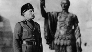 Fusilado, colgado boca abajo, vejado y humillado junto a su amante: Así terminó sus días Benito Mussolini