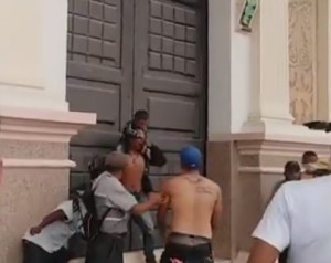 Pánico en Maracaibo: Hombre se roció gasoil con sus hijos en brazos frente a la Basílica de Chiquinquirá (VIDEOS)