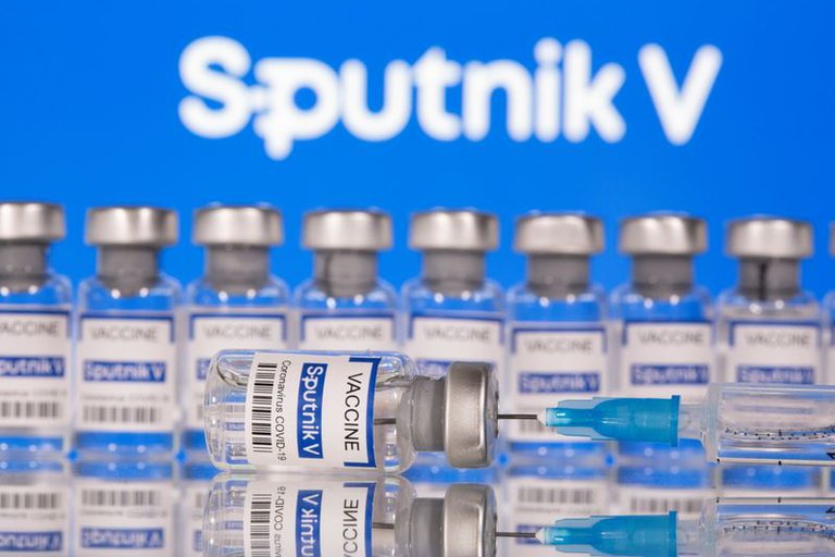 La vacuna rusa Sputnik V protege contra todas las variantes del coronavirus, dice su creador