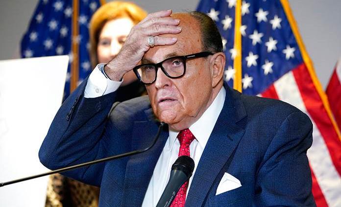 Agentes de EEUU ejecutan una orden de registro en el domicilio de Rudy Giuliani, abogado de Trump