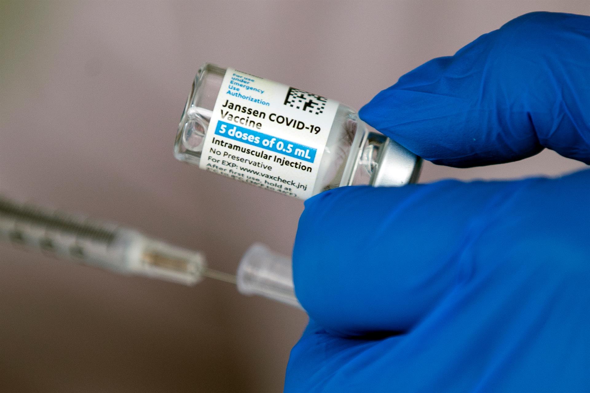 Colombia recibió primer lote de 480 mil vacunas monodosis de Janssen