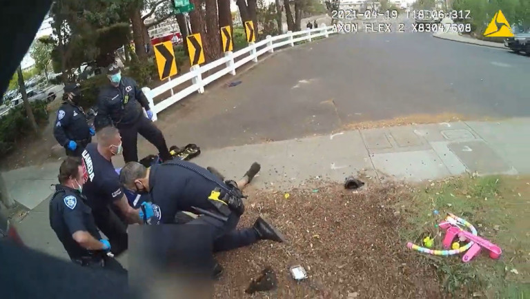 Revelan VIDEO de la policía de California arrodillándose sobre un hombre latino que “murió como George Floyd”