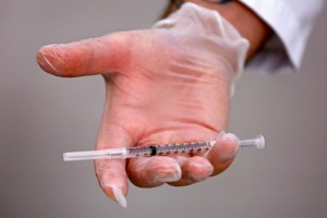 Farmacia en EEUU administró por error solución salina en lugar de la vacuna contra el Covid-19