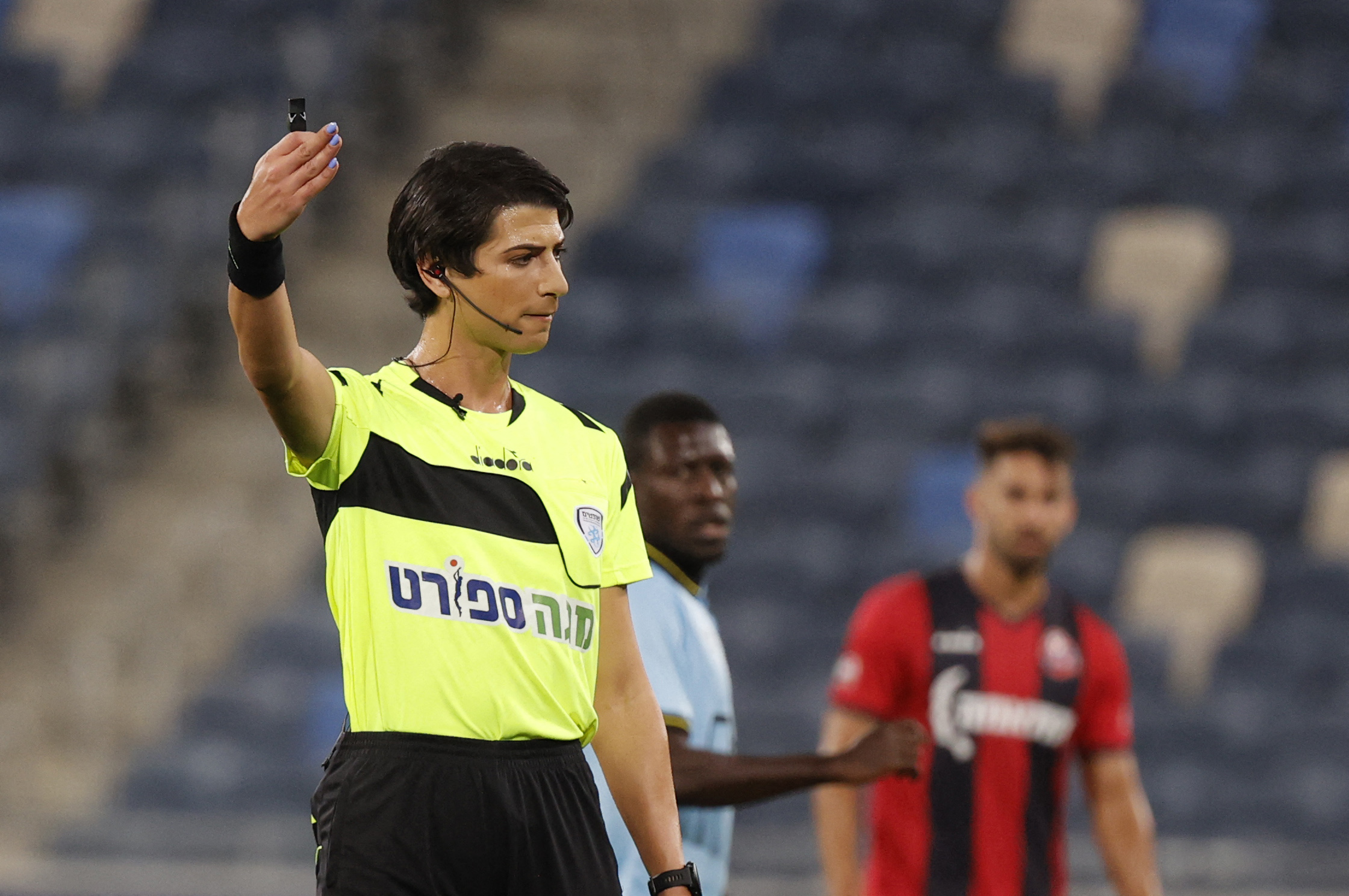 Sapir Berman, la árbitra transexual que hizo historia al dirigir un partido de fútbol
