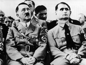 A 80 años del vuelo secreto de Rudolf Hess: Se lanzó en paracaídas para llevar la propuesta de paz de Hitler a Churchill