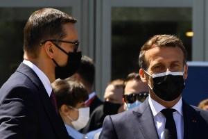 Macron pide a EEUU acabar con prohibición de exportar vacunas y componentes
