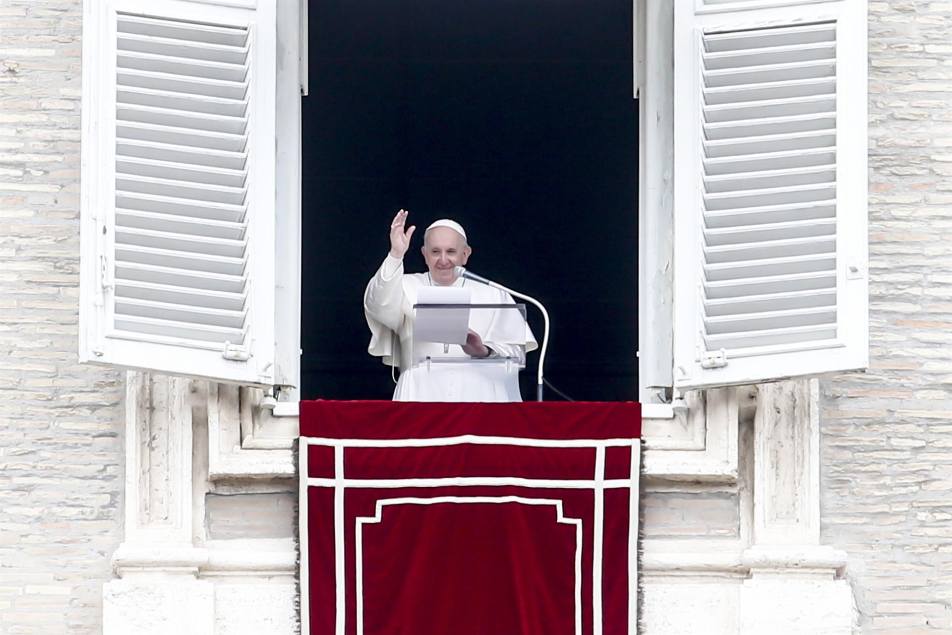 El papa Francisco recibe a una veintena de presos en su residencia en el Vaticano