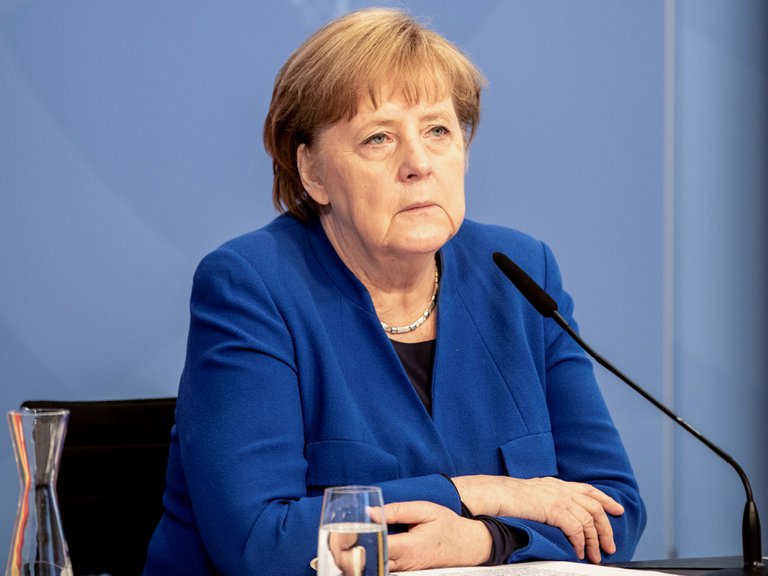 Merkel quiere dialogar con los talibanes sobre la evacuación desde Afganistán