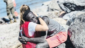 La IMAGEN que desató polémica y solidaridad en España: Voluntaria de Cruz Roja consuela a un migrante en las costas de Ceuta