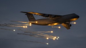 El mayor avión de la Fuerza Aérea de EEUU prueba bengalas antimisiles (FOTOS)