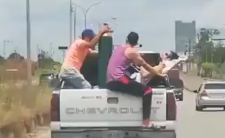 En la parte de atrás de una camioneta trasladan a un enfermo en Maturín (Video)
