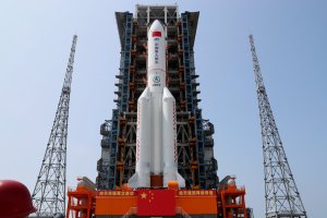 El cohete chino fuera de control se aproxima a la Tierra y no se sabe dónde impactará