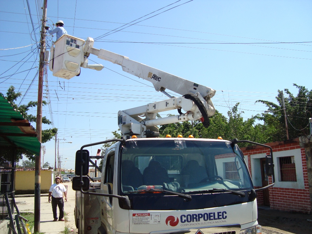 Continúan los “trabajos” para restituir el servicio eléctrico en La Guaira (Video)