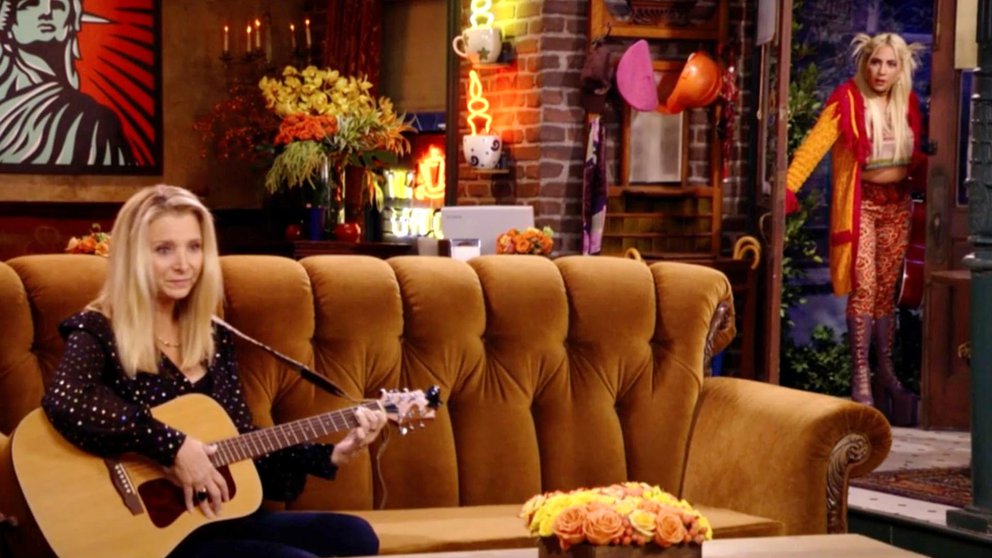 El hilarante momento en que Lady Gaga y Phoebe interpretan “Smelly Cat” en el reencuentro de “Friends” (video)