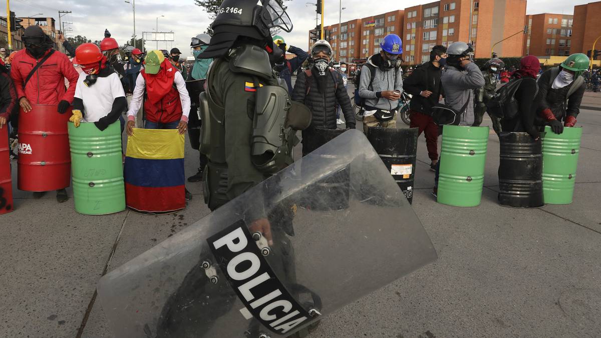 Organizaciones denuncian casi 60 homicidios durante un mes de protestas en Colombia