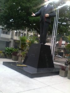 La placa de la estatua del beato José Gregorio Hernández puesta por el régimen amaneció en el suelo #2May (FOTO)