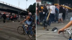 Desprenden semáforo y le cae encima al sujeto que también lo vandalizó durante las protestas en Colombia (Video)