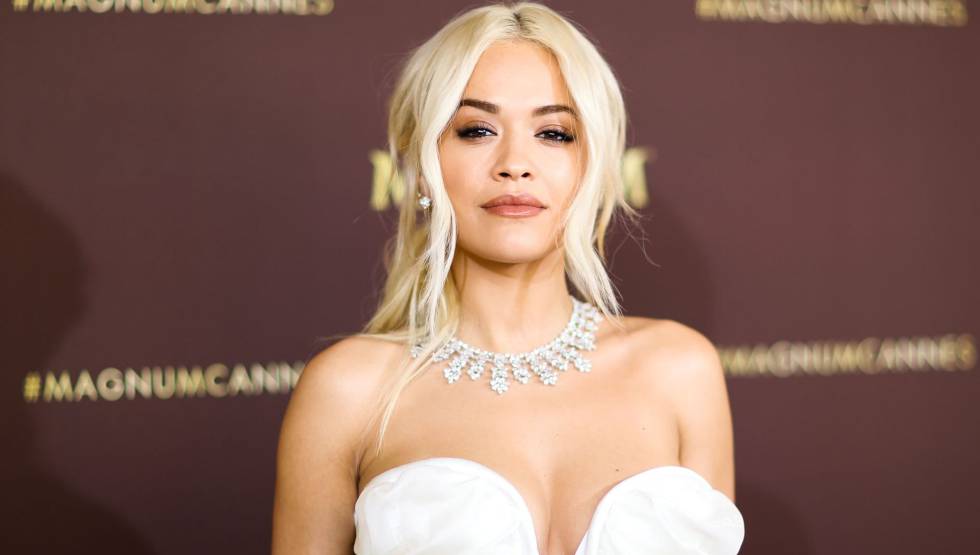 OMG! Capturaron a Rita Ora en pleno trío amoroso