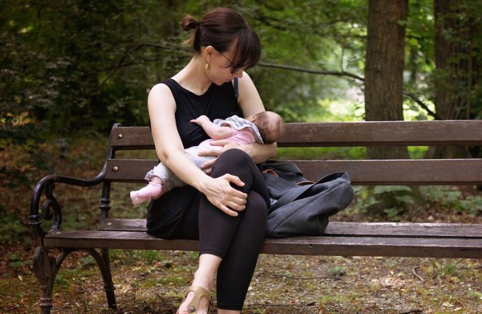 Madre denunció haber sido abofeteada por una desconocida por amamantar a su bebé en público en Francia